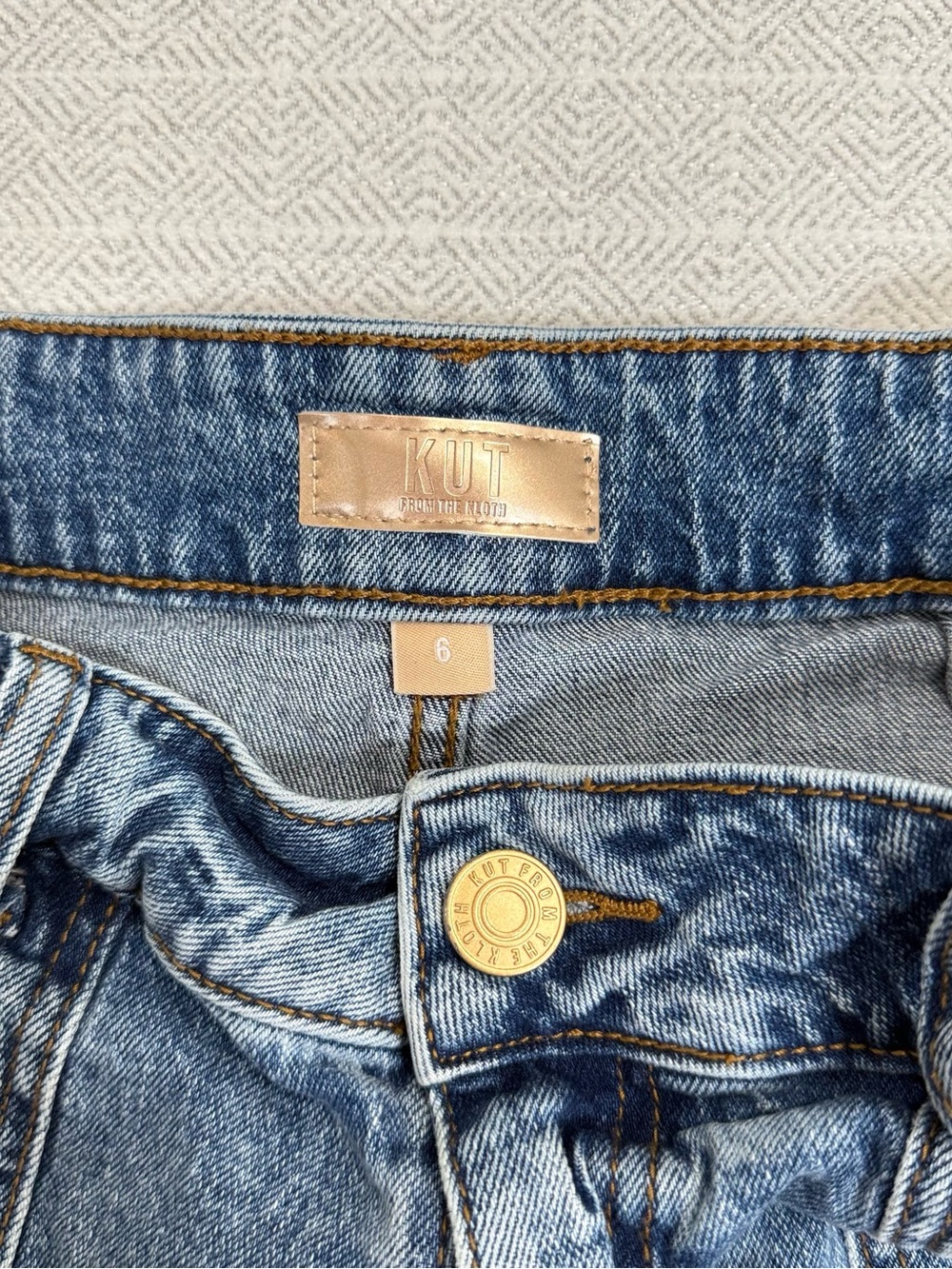 Kut from the Kloth Jane with Patch High-Rise Denim Shorts - Picture 4 of 11